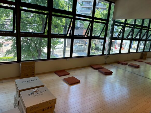 たくさん敷いたオレンジ絨毯　オレンジ絨毯といったらピラティス、マスターストレッチの資格が取得できるアランチャ福岡　薬院