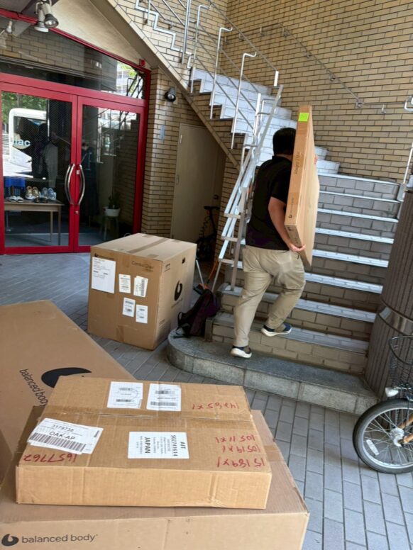 ピラティス、マスターストレッチの資格コースを取得できるピラティススタジオ福岡薬院店にマシンピラティスのマシンが届きました