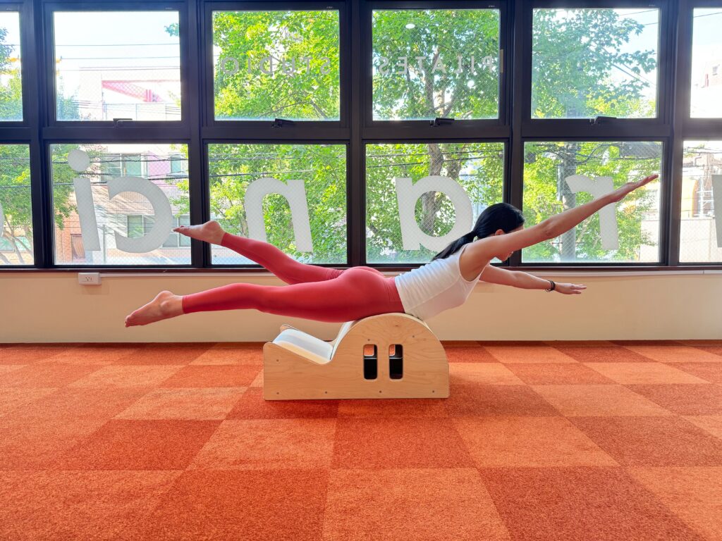 スパインコレクターを使用したピラティスエクササイズ